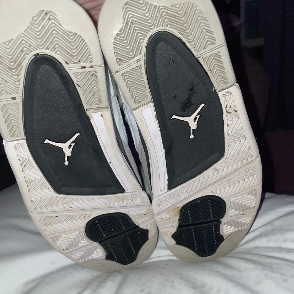 Jordan 4s - Picture 4 of 5